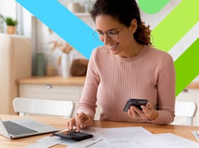 Mujer sentada haciendo cálculos sobre Prestamos personales