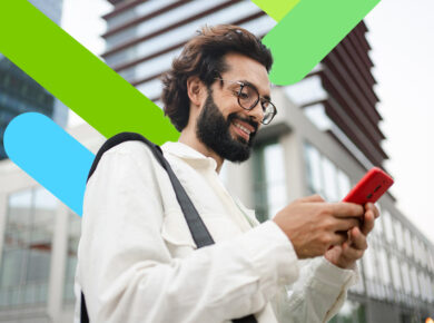 Hombre joven mirando su celular buscando consejos para un crédito online