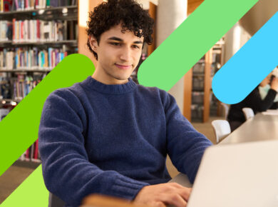 Joven frente a una computador, referencia a Primer salario