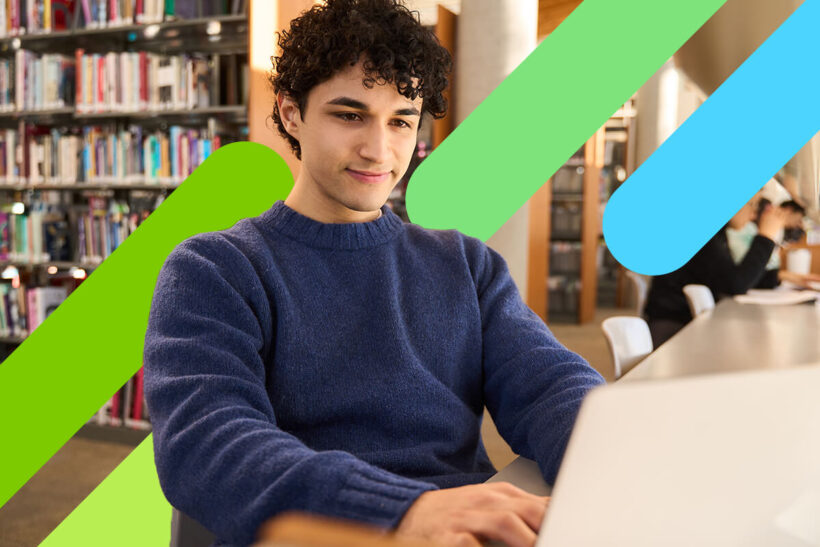 Joven frente a una computador, referencia a Primer salario