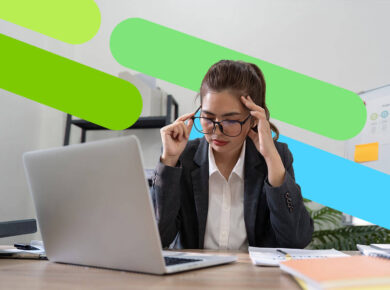 mujer joven revisando si está en buró de crédito