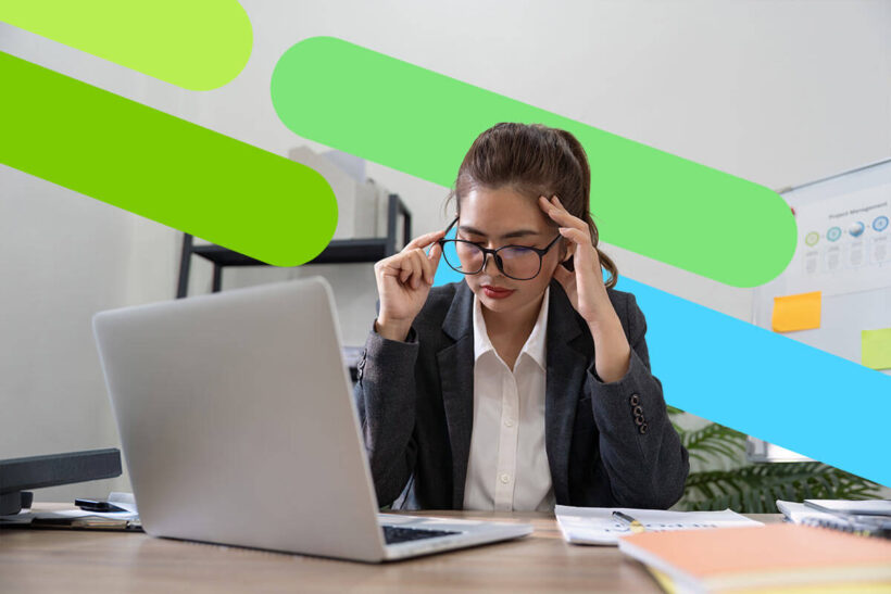 mujer joven revisando si está en buró de crédito